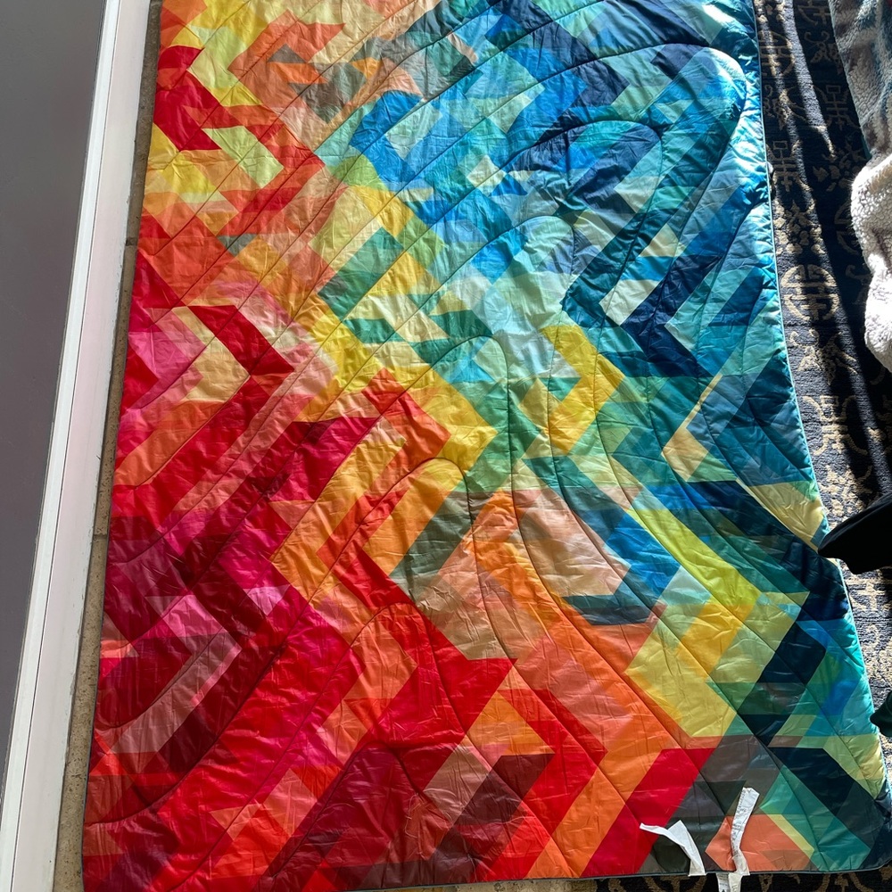 Rumpl ORIGINAL PUFFY BLANKET
Geo Fresh